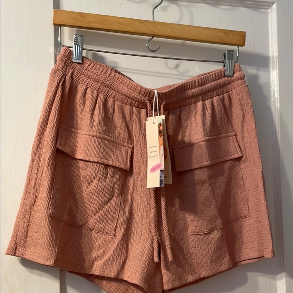 Patch Pocket Gauze Shorts in flowy & pink fabric.